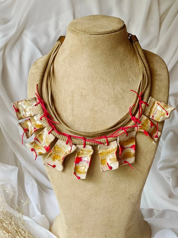 Uns - Off White and Red