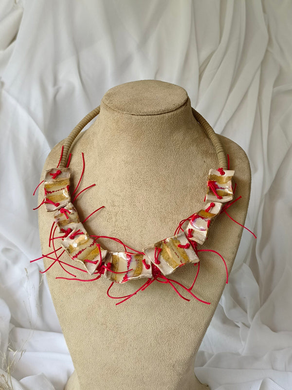 Uns- beige cresent with red