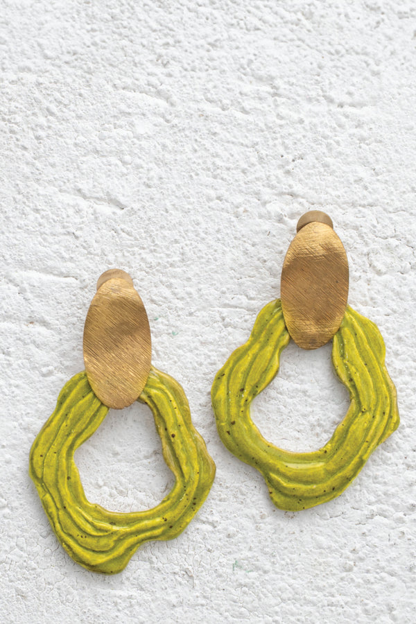 Handcrafted ceramic pieces in fusion with brass