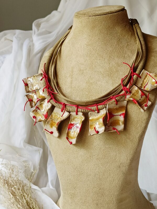 Uns - Off White and Red - Image 2